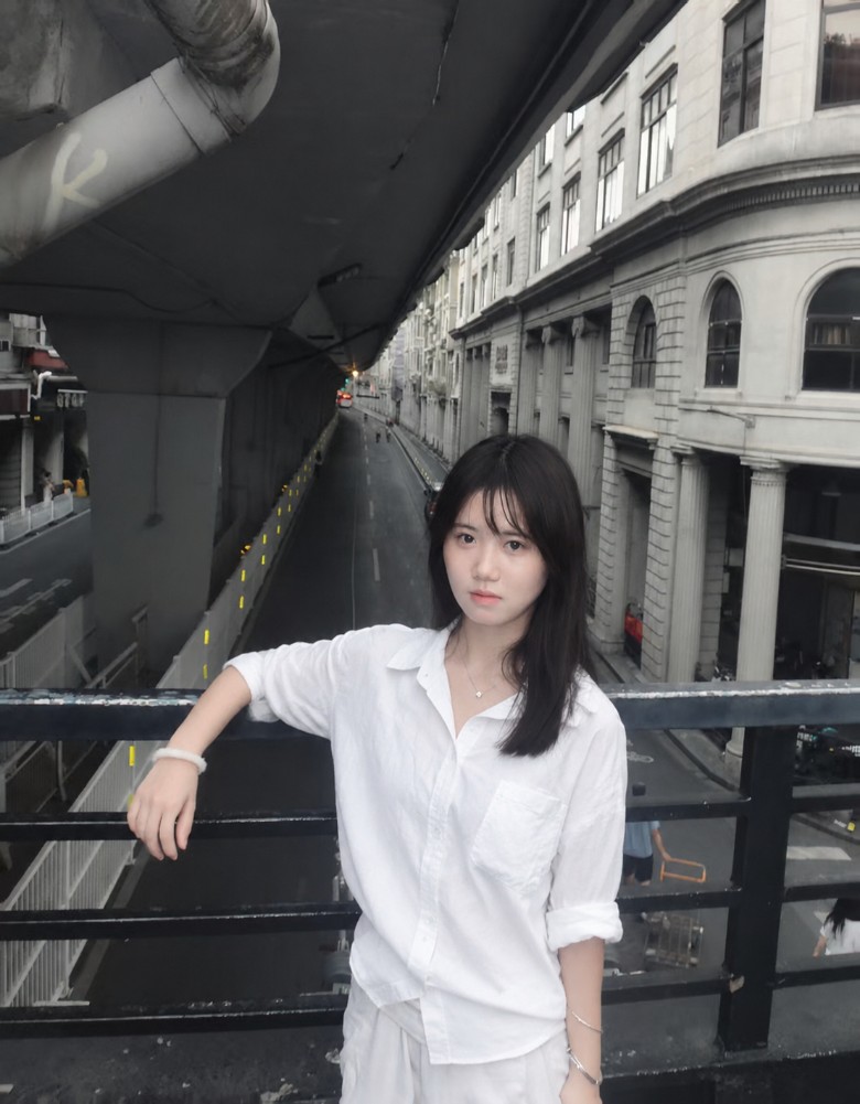 曾琪玲站在广州骑楼街道的天桥上